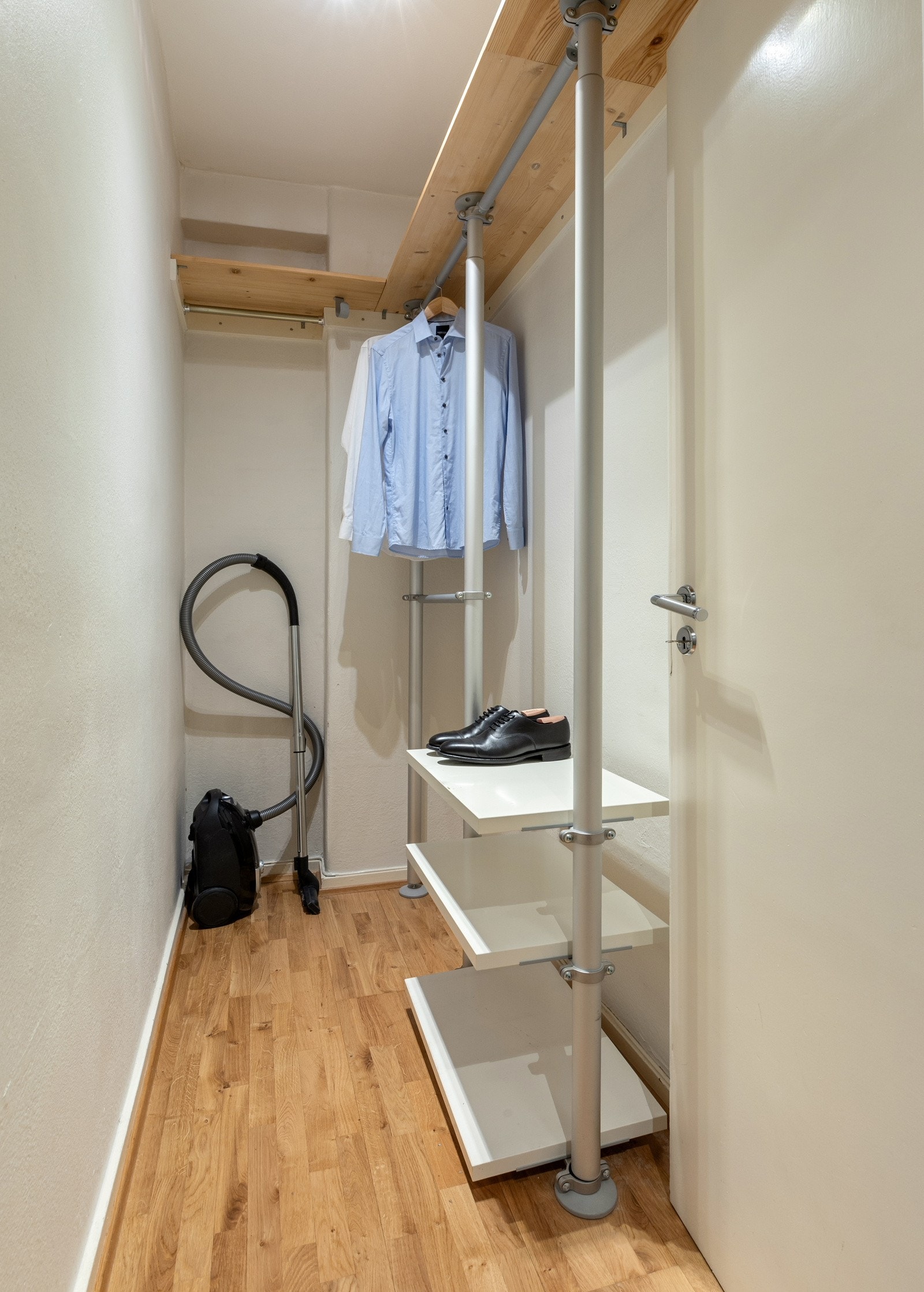 og ikke minst den innvendige boden som er perfekt som walk-in closet og lagring for støvsuger etc Galleribilde