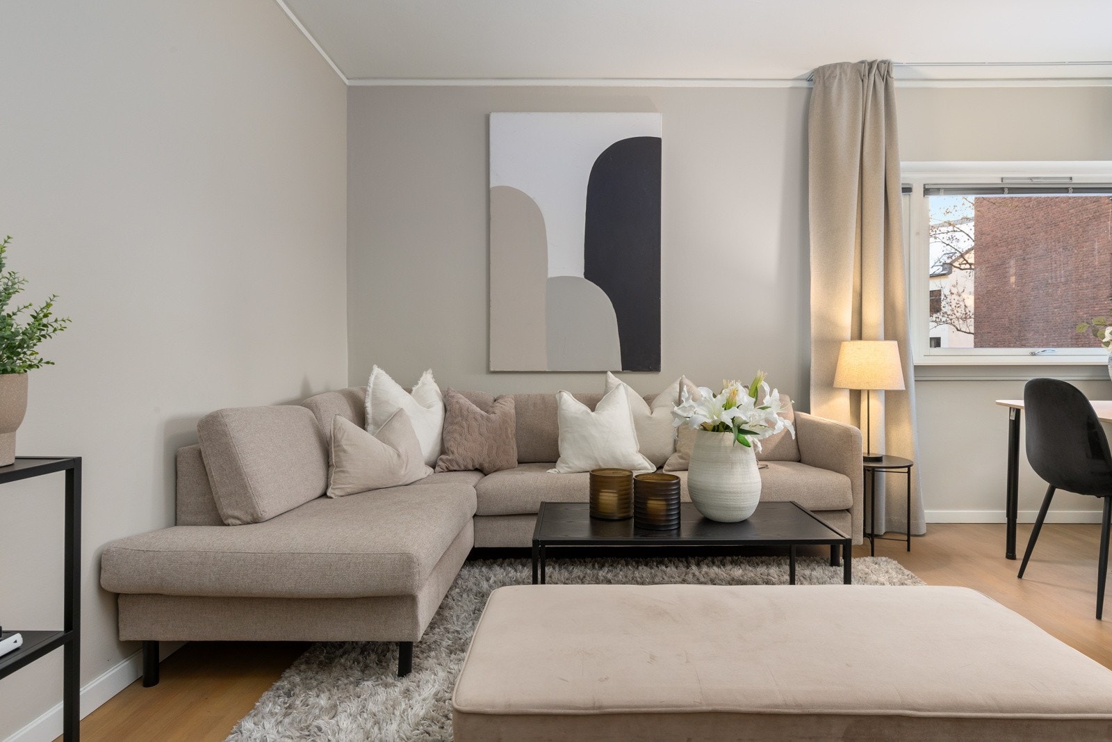 Det er god plass til sofa, spisegruppe, multimedia mm Galleribilde