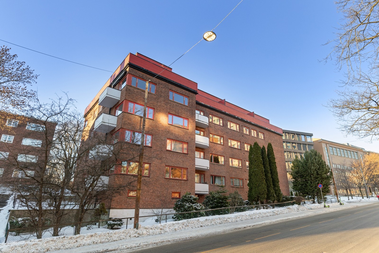 Leiligheten ligger attraktivt og sentralt til i et etablert boligområde ved Solli plass Galleribilde