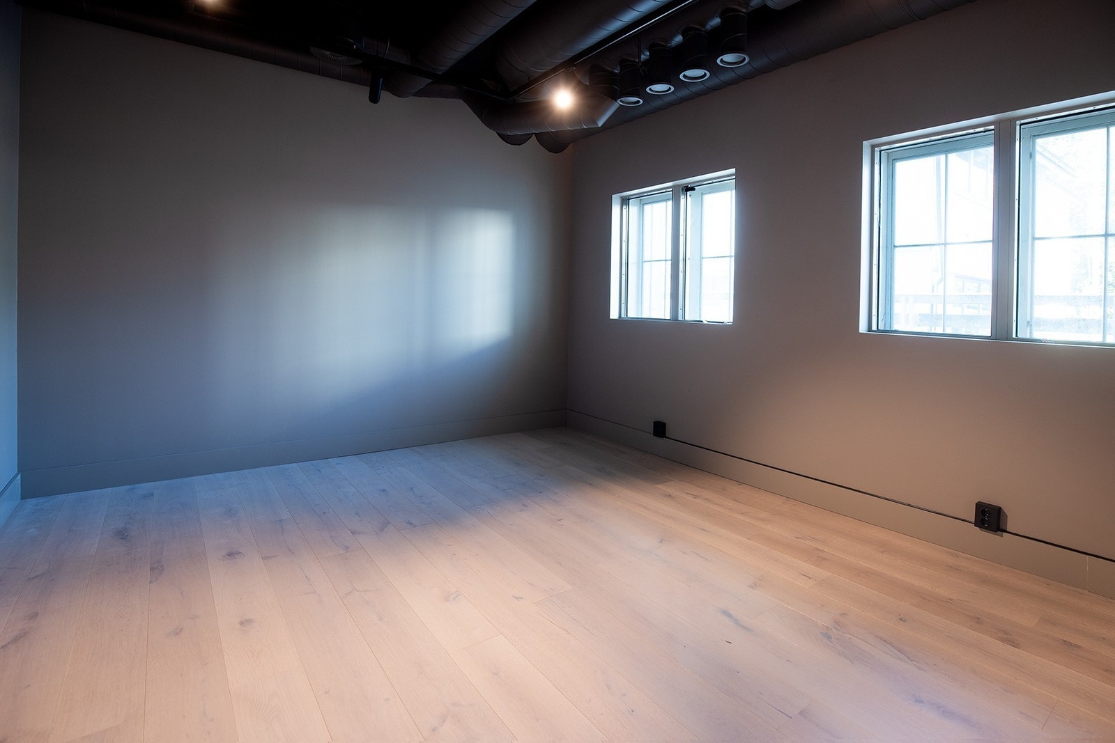 Eget rom på ca. 20 m2 for kombinasjon kontor, lager, showroom, mm. Galleribilde