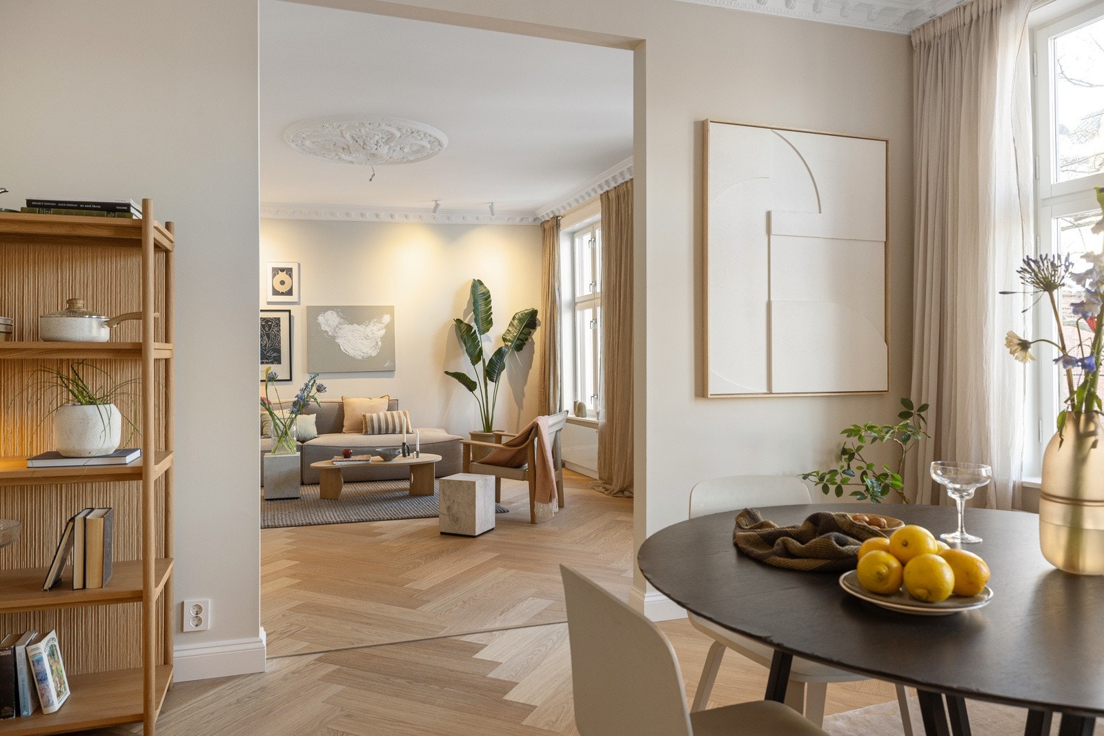 Det er plass til stor spisestue i åpen løsning mot stuen, som gjør kjøkkenet til et sosialt allrom. Galleribilde