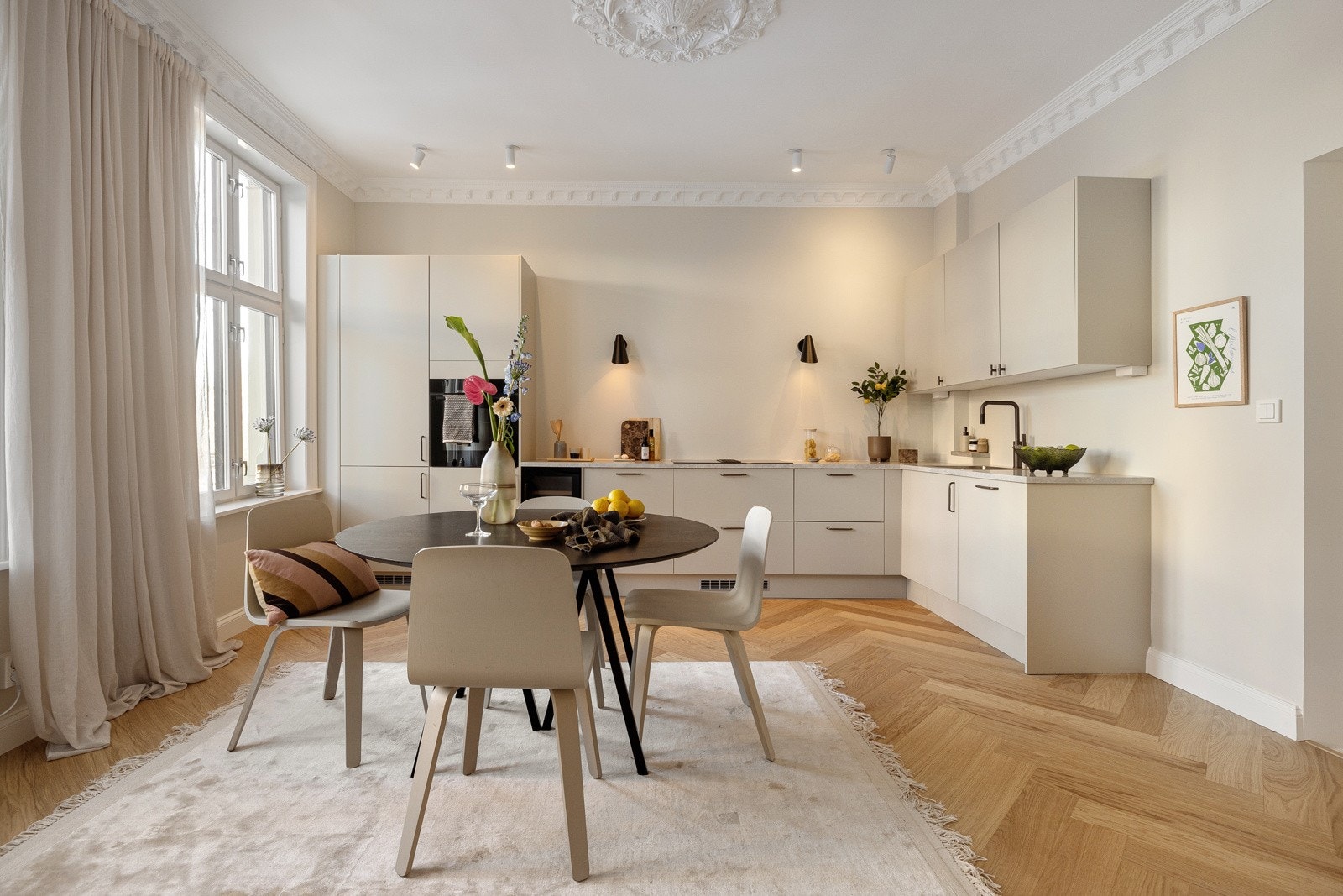 Nytt og lekkert kjøkken fra den danske kvalitetsleverandøren HTH. Alle hvitevarer er nye og integrert. Galleribilde