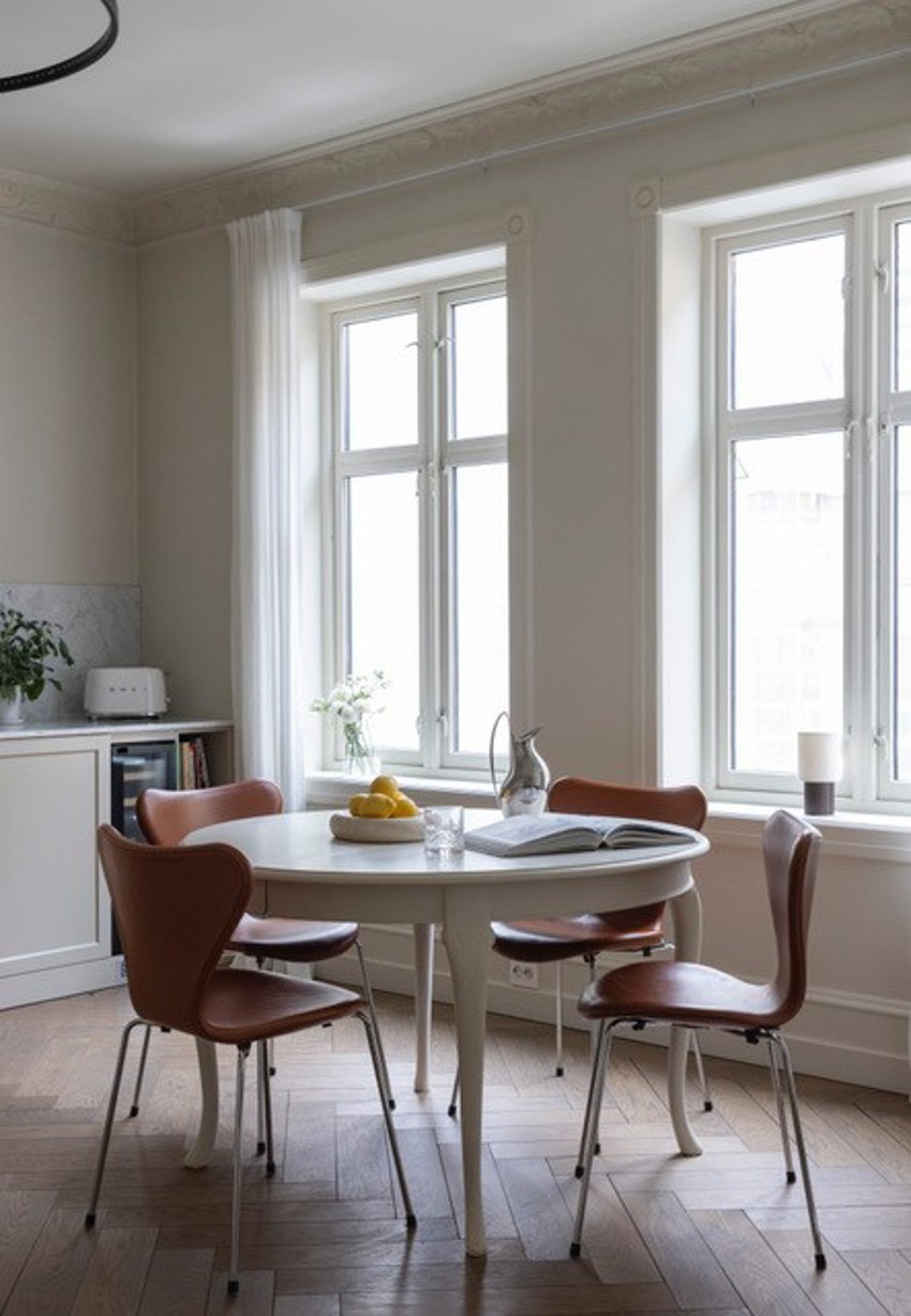 Store vindusflater gir rommet rikelig med naturlig lys Galleribilde