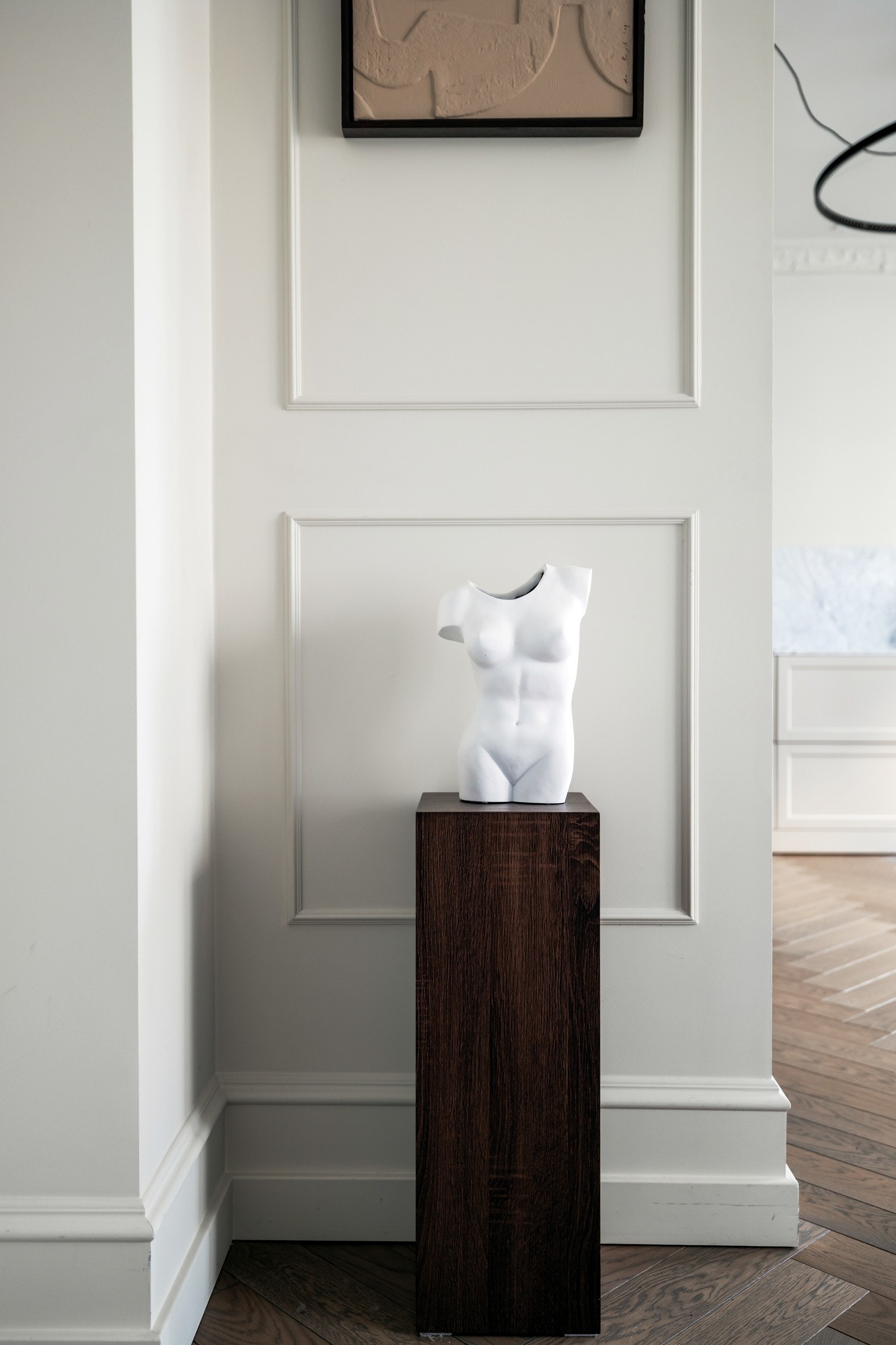 Veggene er lysmalte og flere av veggene har dekorative profiler Galleribilde