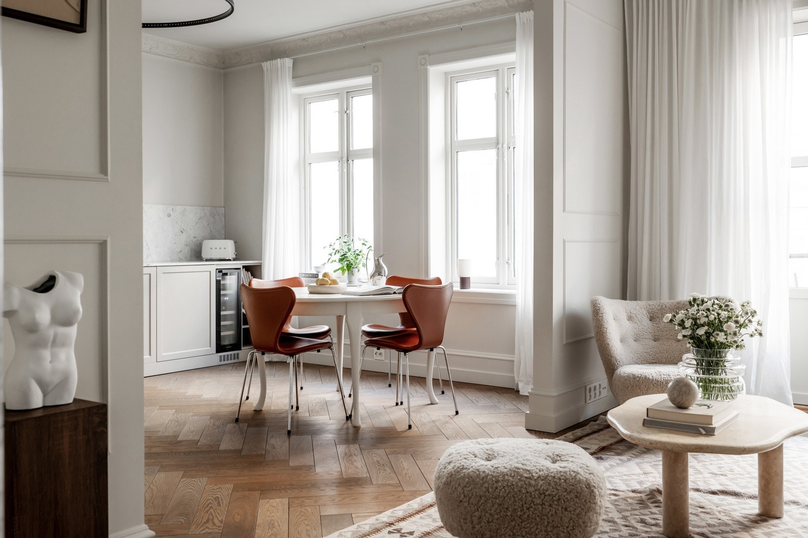 I stuen er det plass til en fin sofagruppe, og spisebordet får sin naturlige plassering mellom stuen og kjøkkenet Galleribilde