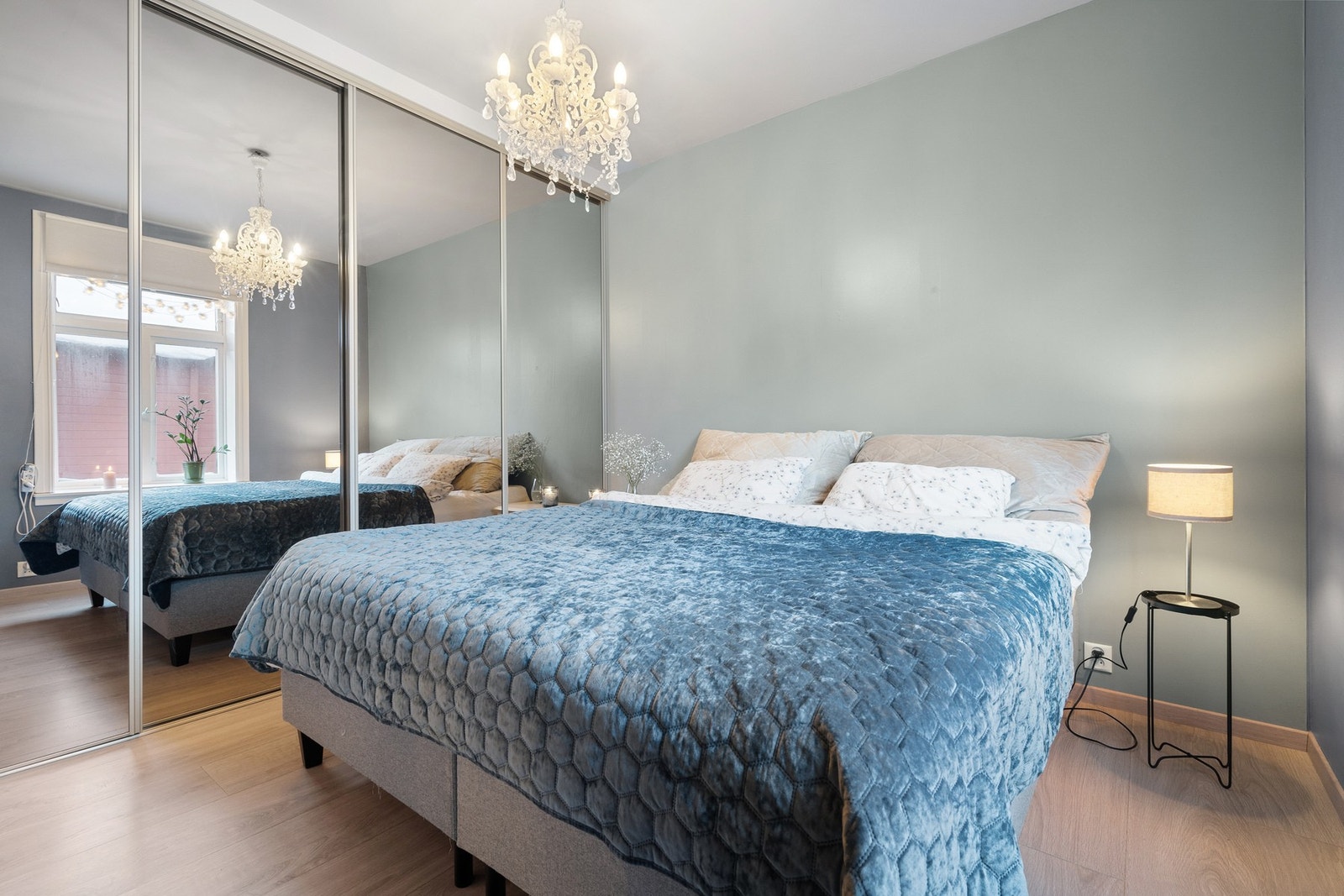 Her er det god plass til dobbeltseng, samt at det medfølger integrert skyvedørsgarderobe. Galleribilde