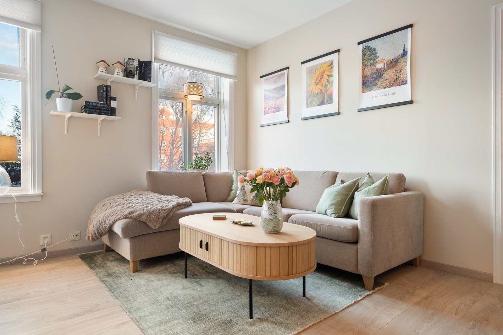 Delikat stue med god plass til stor sofagruppe. Galleribilde
