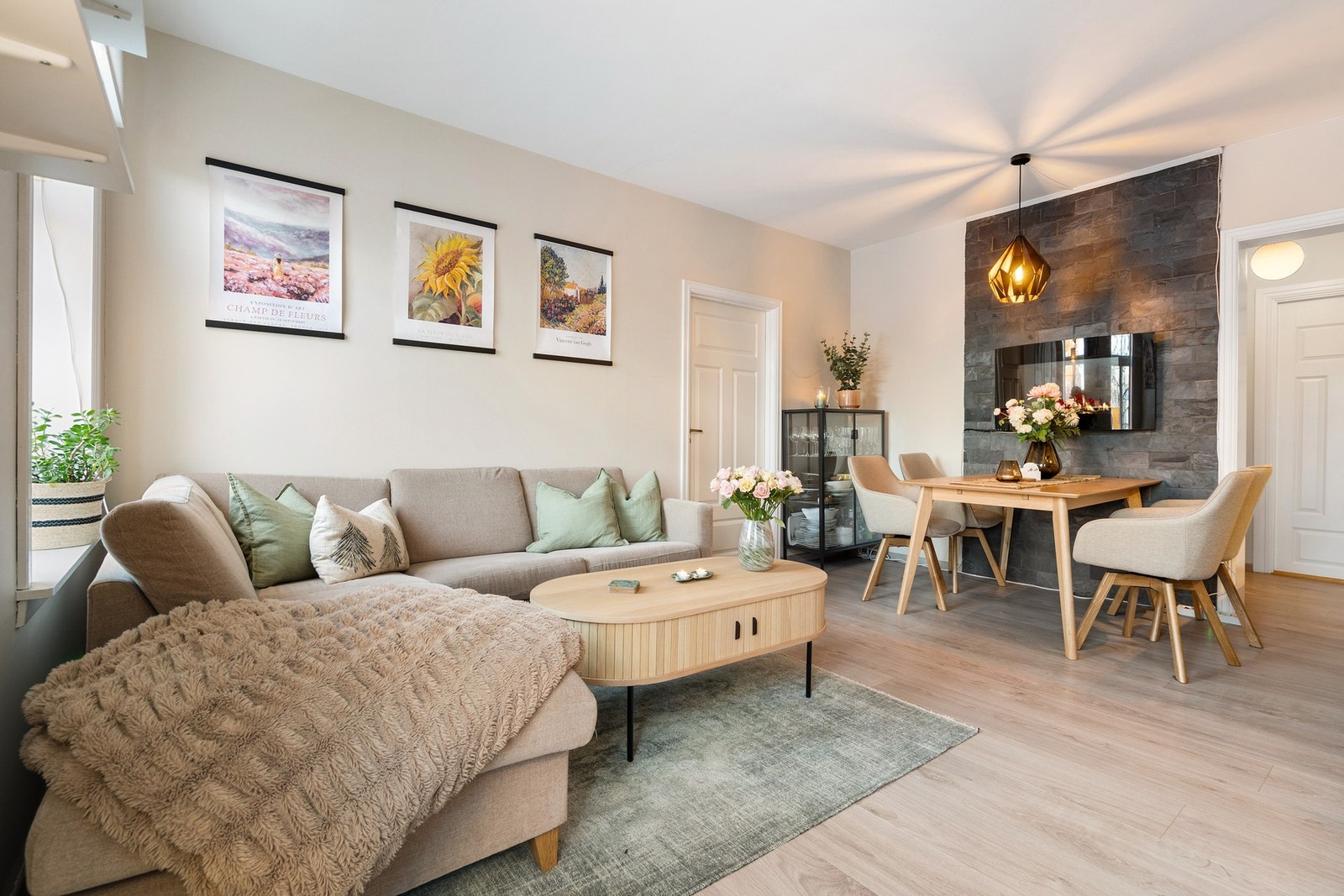 God plass til sofagruppe og spisebord på stuen. Galleribilde