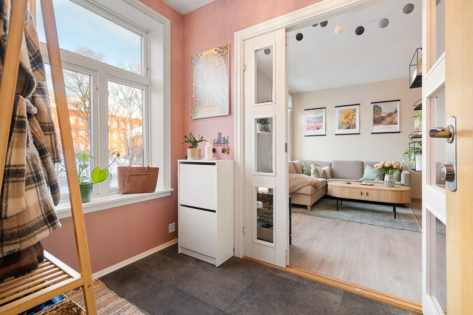 I entrèn er det god plass til oppbevaring av klær og sko. Galleribilde