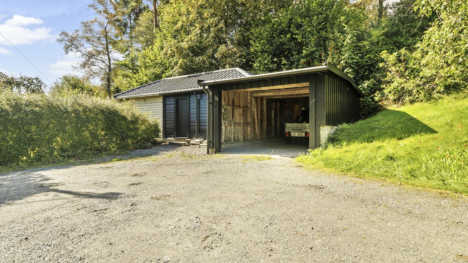 Boda henger saman med naboen si bod, og ein ser grensa tydeleg i fargeskille. Galleribilde