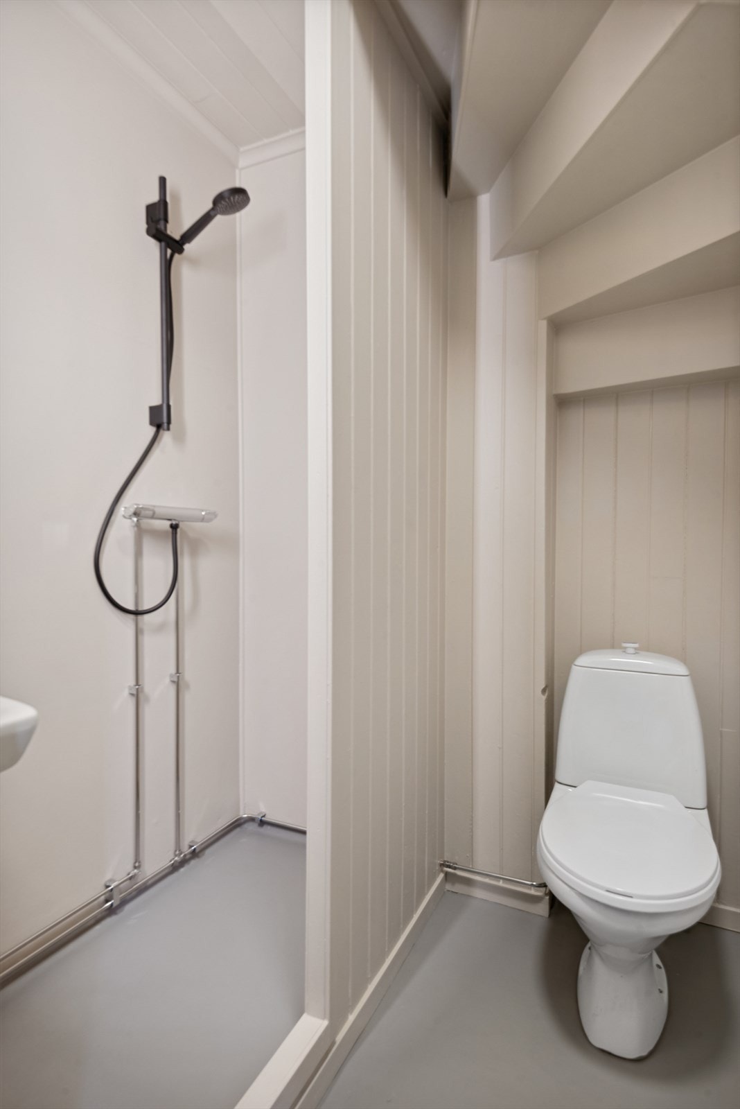 Badet er måla i ein behageleg farge. Det er innreia med servant, dusj og toalett. Badet i underetasjen/hybelen er ikkje renovert. Galleribilde