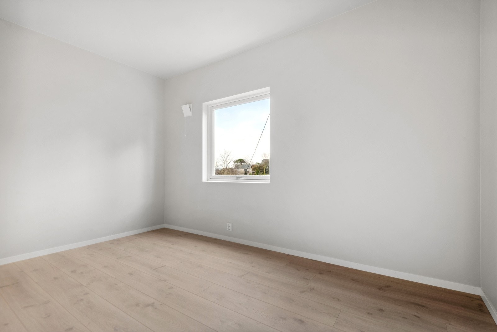 Det er 4 soverom, gang og flott bad i 2.etasje. Soverommet er av god storleik med plass til seng, nattbord og garderobeløysing. Galleribilde