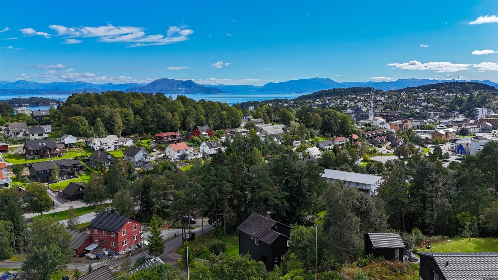 Oversiktsbilete utover Leirvik Galleribilde