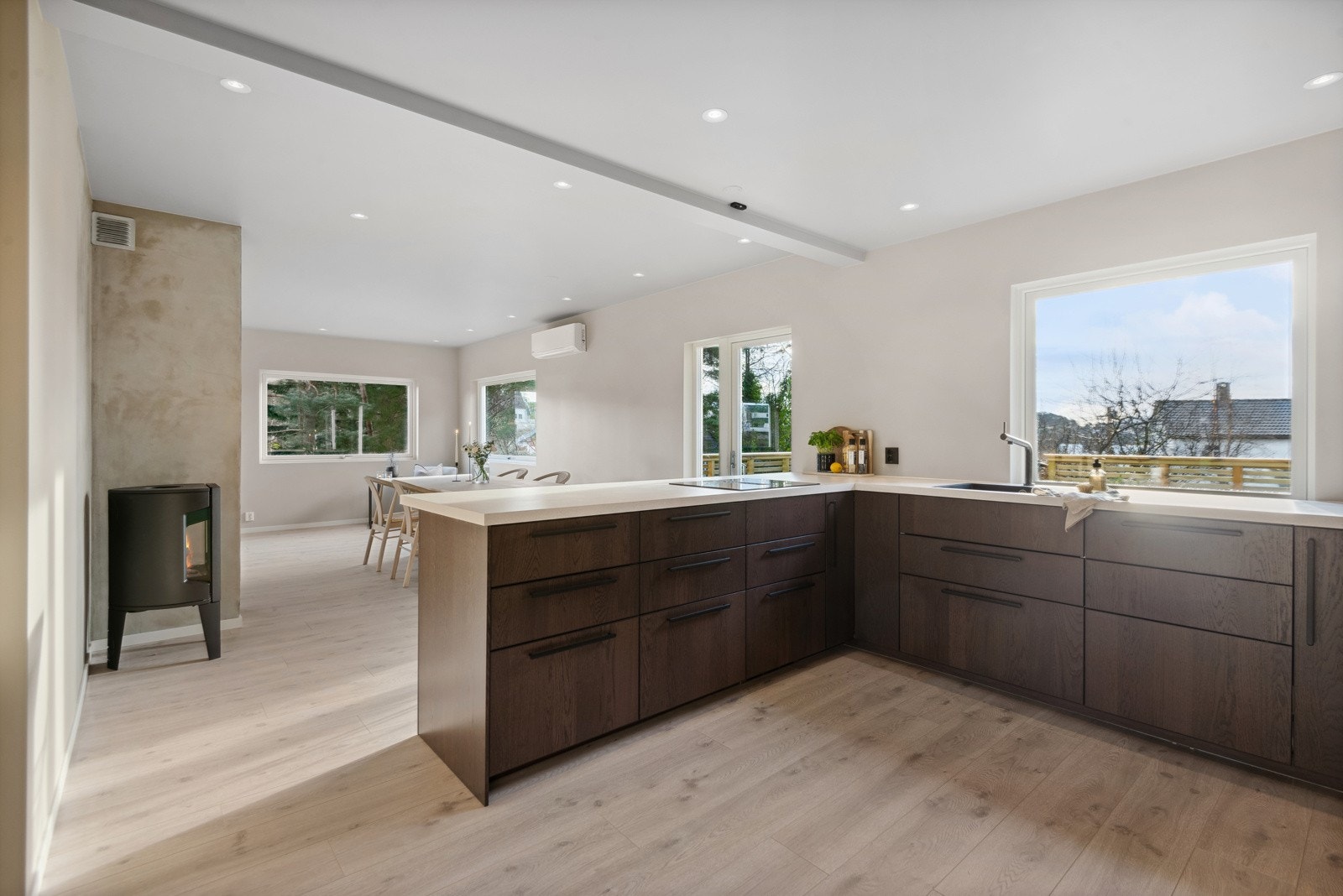 Det er god skap - og benkeplass på kjøkenet. Det er tillaga med sitteplass på enden av halvøya. Galleribilde