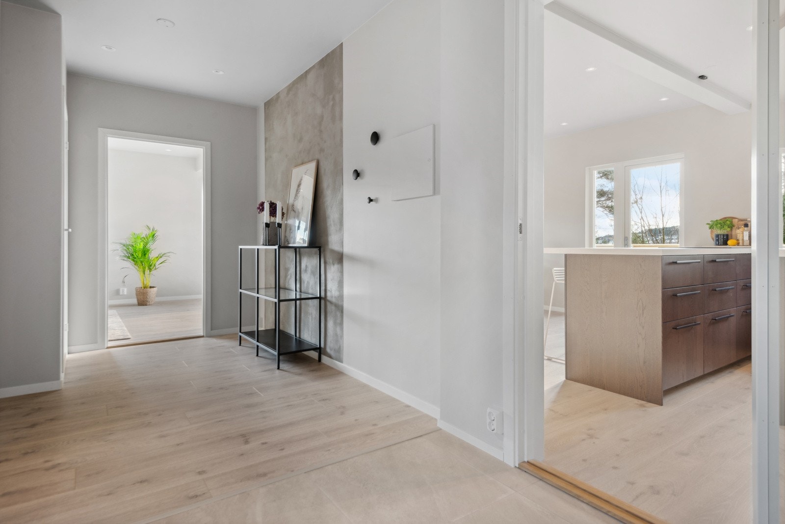 Gangen gir tilkomst til alle romma, samt trapperom til 2.etasje og til hybelen i underetasjen. Galleribilde