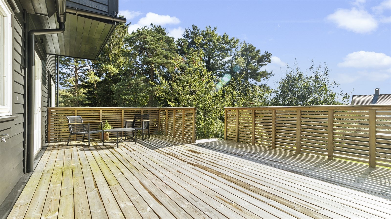 Her er det god plass til sittegruppe, solstol og grill. Galleribilde