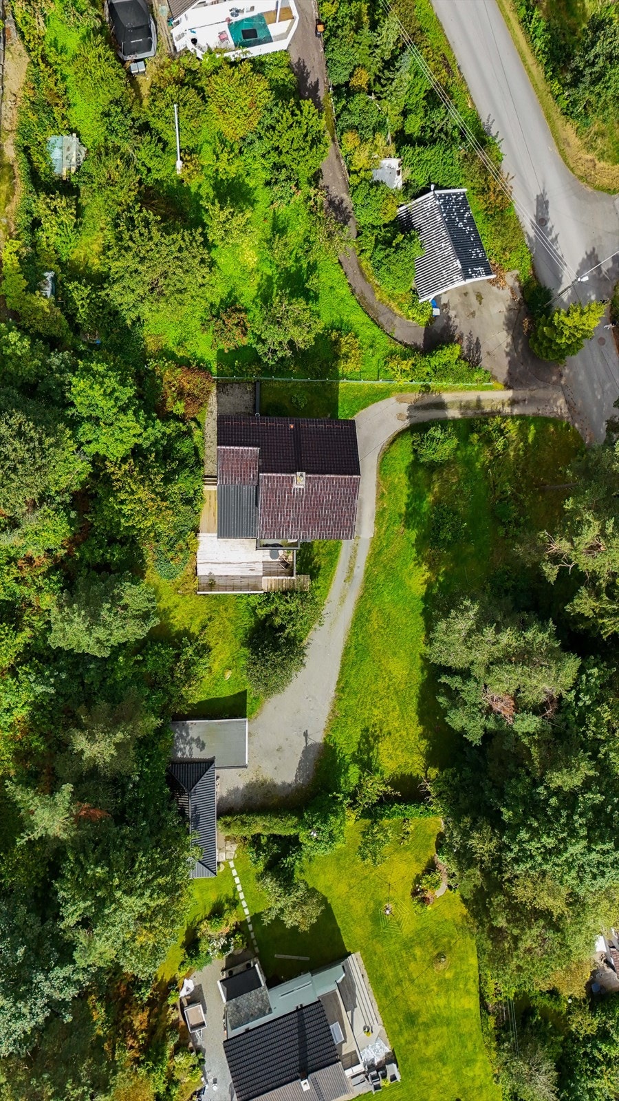 Oversiktsbilete over eigedommen. Grensa til tilleggstomta er litt over "skuggelina" til høgre i bilete. Sjå kart på bilete før. Galleribilde