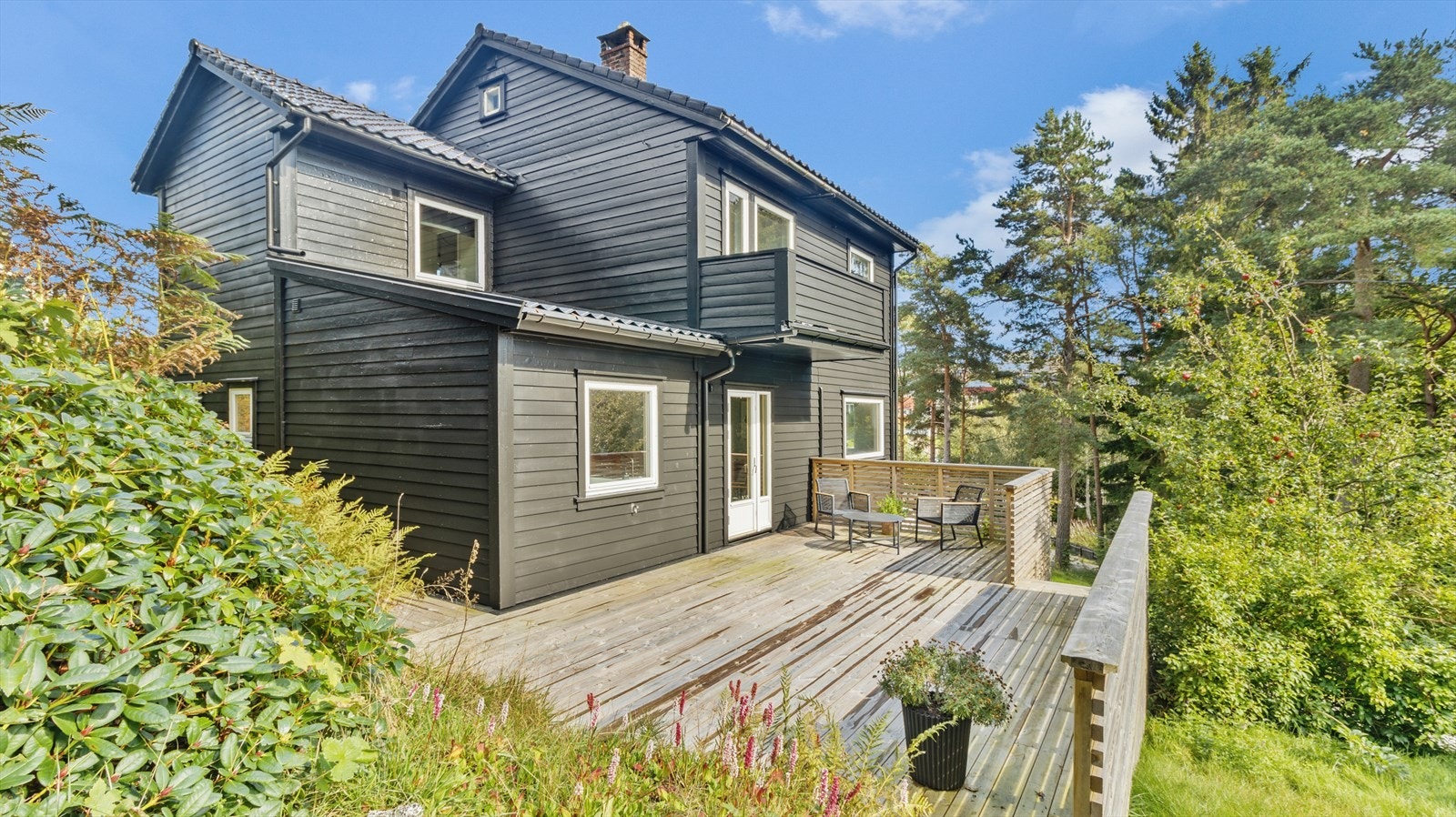 Eigedommen har eit flott uteområde med ny og stor terrasseplatting med utgang ut frå stova/kjøkenet. Galleribilde