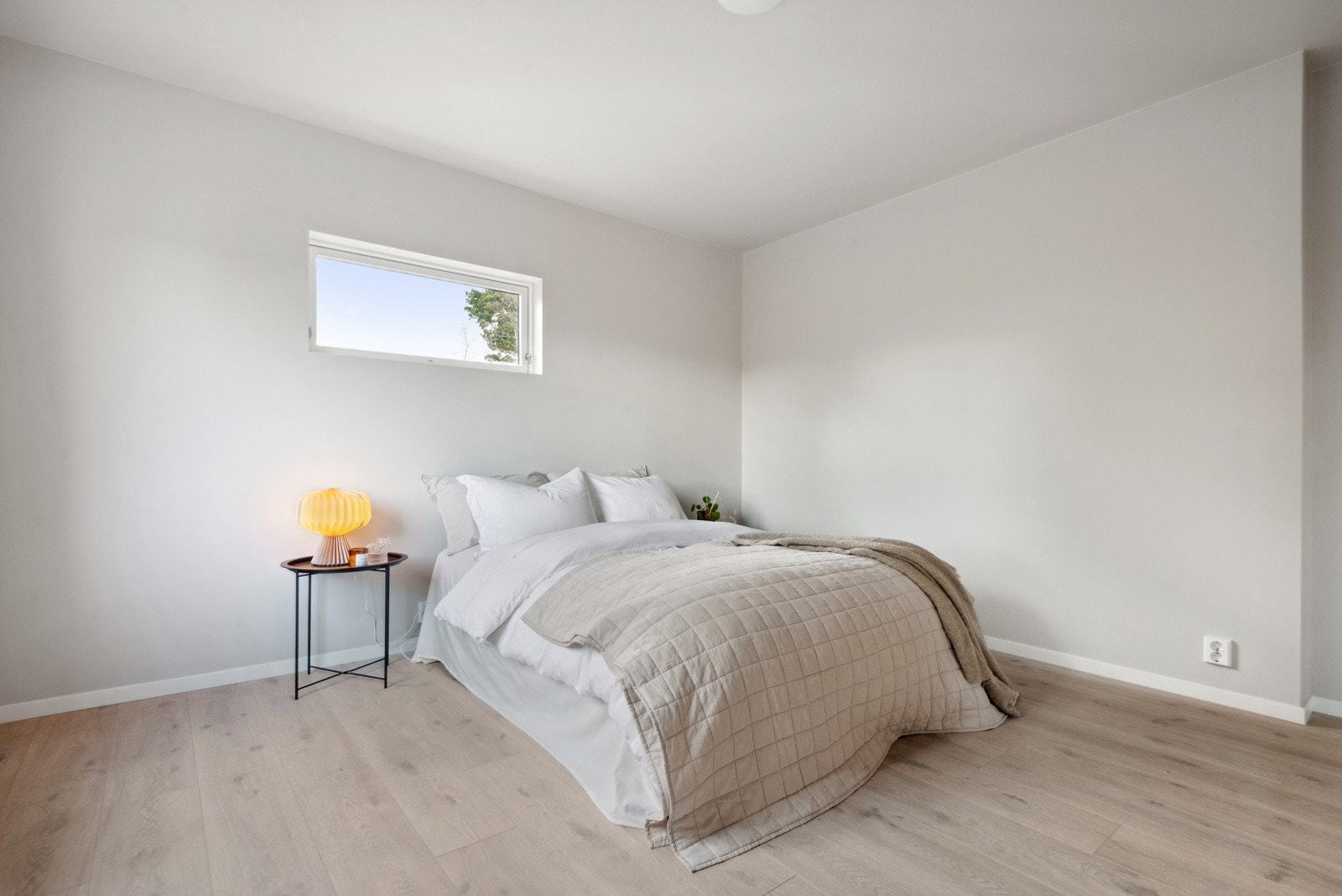 Det er god plass til dobbeltseng, nattbord og garderobeskap. Galleribilde