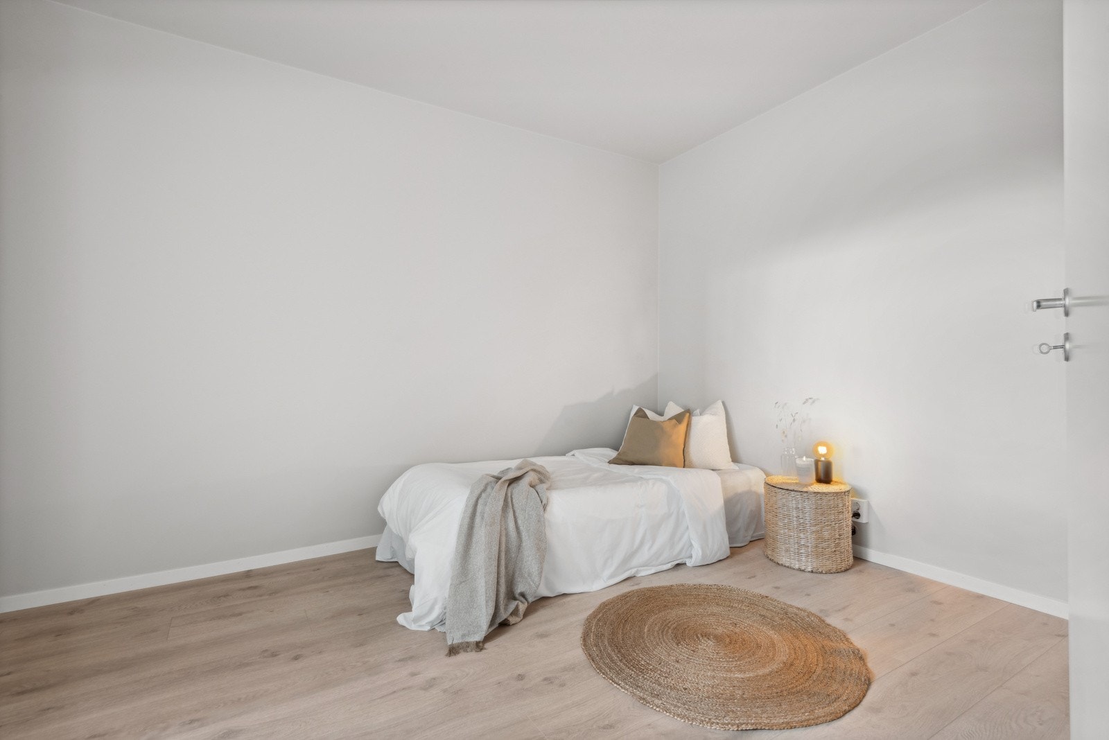 Soveromma har plass til seng, nattord og garderobeskap. Galleribilde