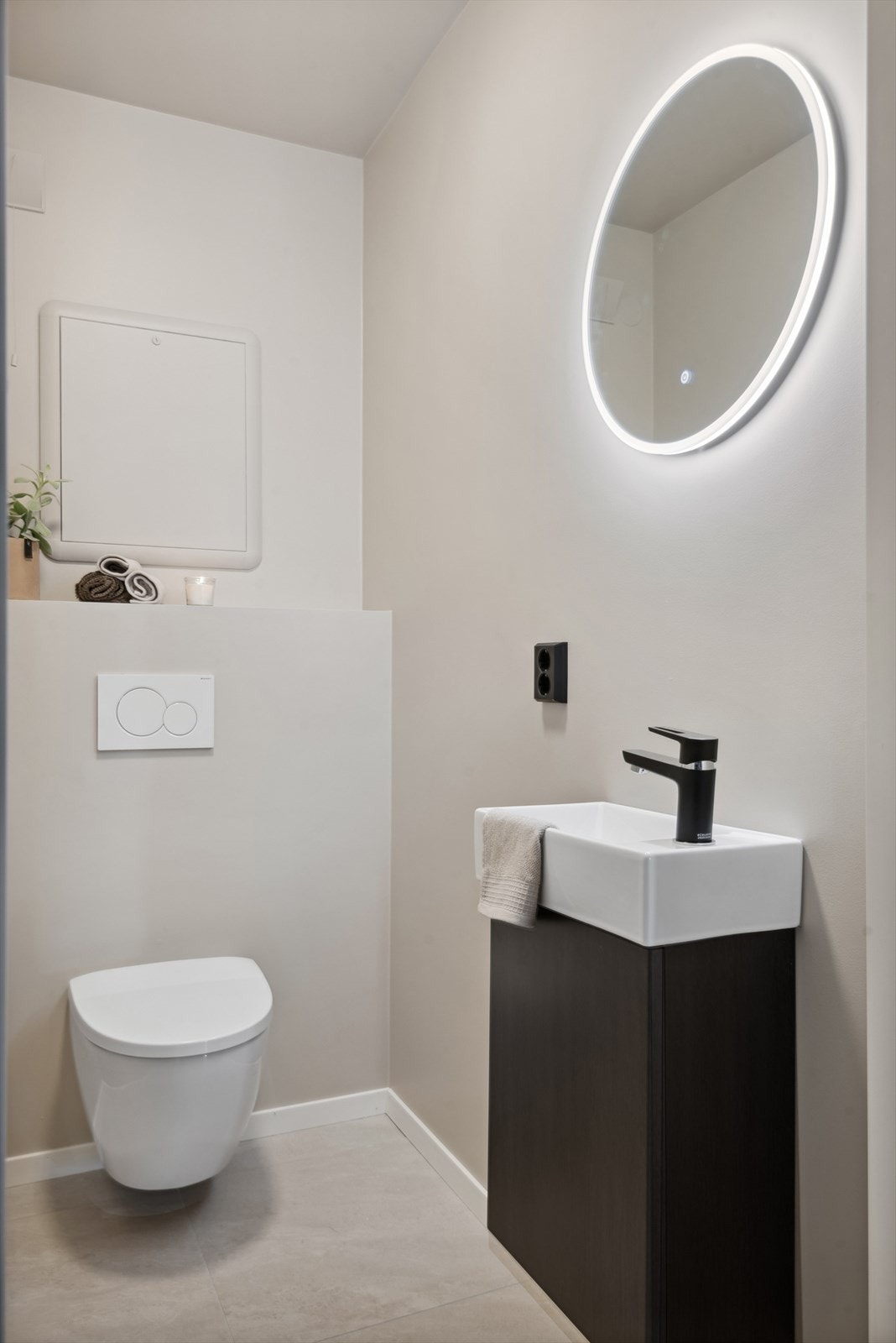 Det er toalettrom i hovudetasjen og fullt bad i 2.etasje. Galleribilde