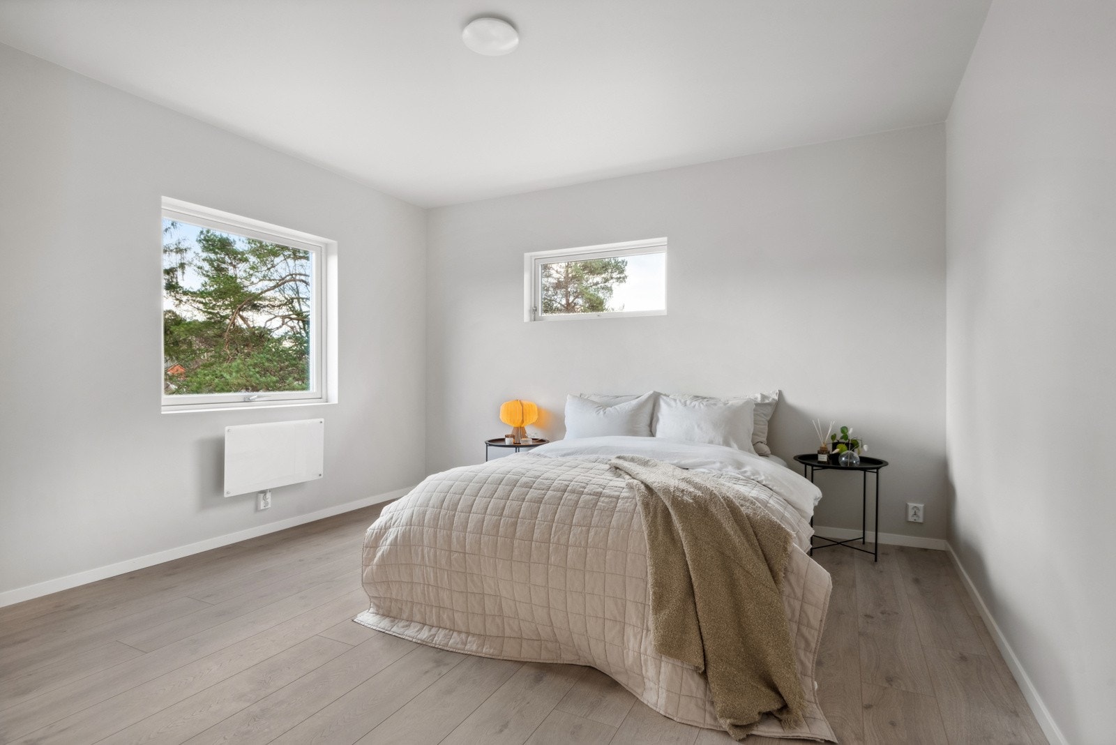 Hovudsoverommet er det største soverommet i 2.etasje. Galleribilde