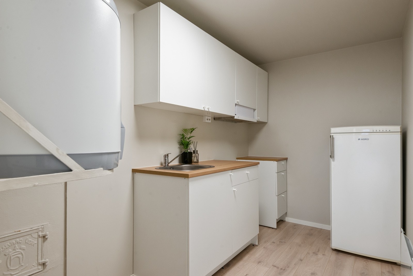 Kjøkenet på hybelen. Det er no lagt ny benkeplate over heile, samt satt inn oppvaskmaskin og kombimaskin tørketrommel og vaskemaskin. Galleribilde