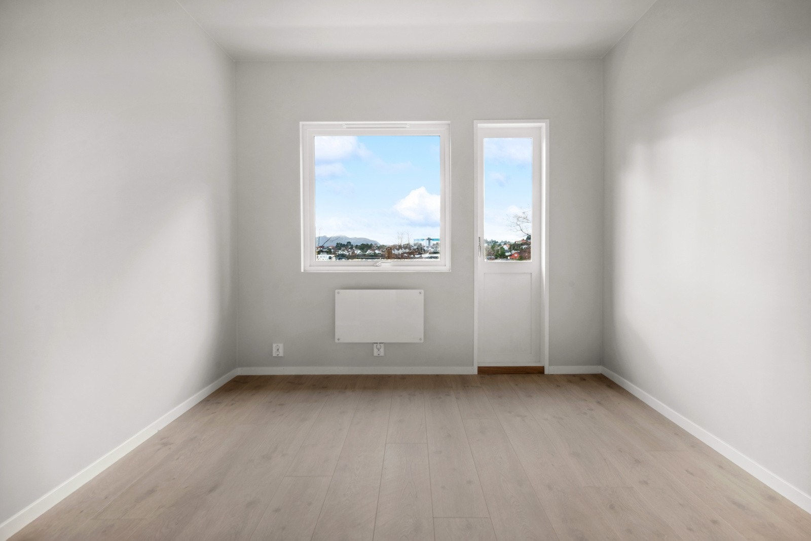 Frå soverom 3 så er det utgang til ein balkong. Galleribilde