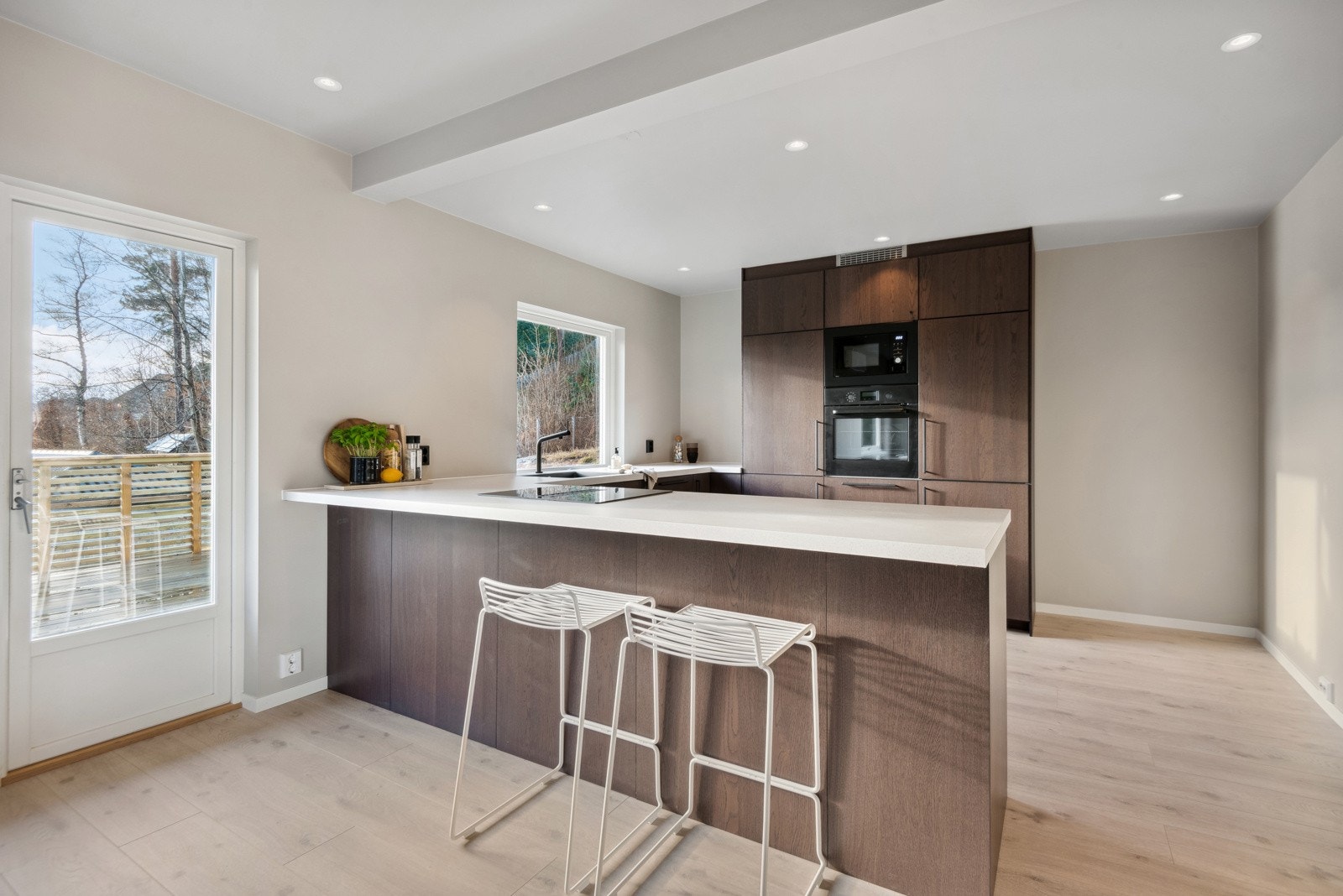 Nytt og moderne kjøken frå IKEA. Det er reine linjer med slette frontar og lys benkeplate. Galleribilde