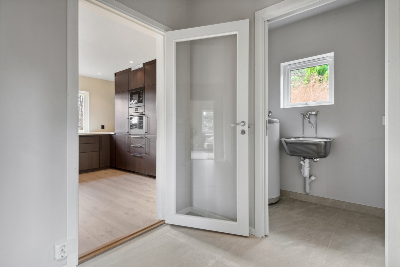 Frå gangen så er det inngang til vaskerommet. Det er praktisk tillaga med skyvedør inn til vaskerommet. Galleribilde