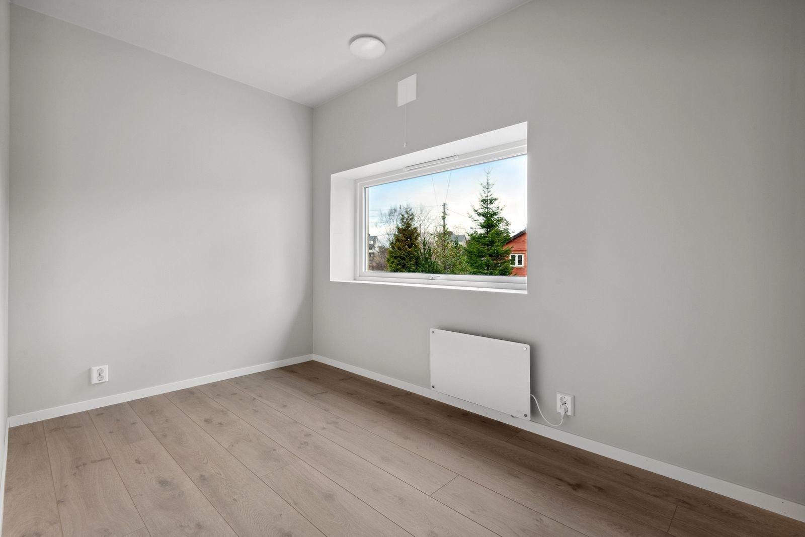 Soverommet i underetasjen er av god storleik med plass til seng, garderobe og nattbord. Galleribilde