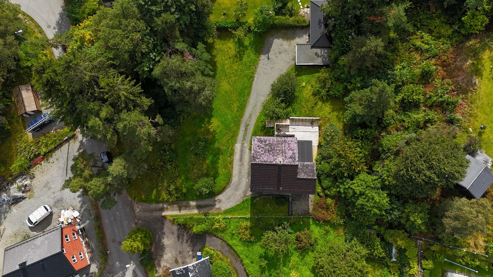 Hovuduinngangen er opp steintrappa, medan hybelen har inngangsdør i underetasjen (kvit dør). Galleribilde