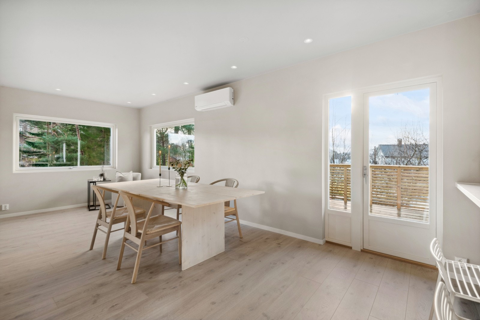 Det er utgang til stor terrasseplatting frå stova. Galleribilde