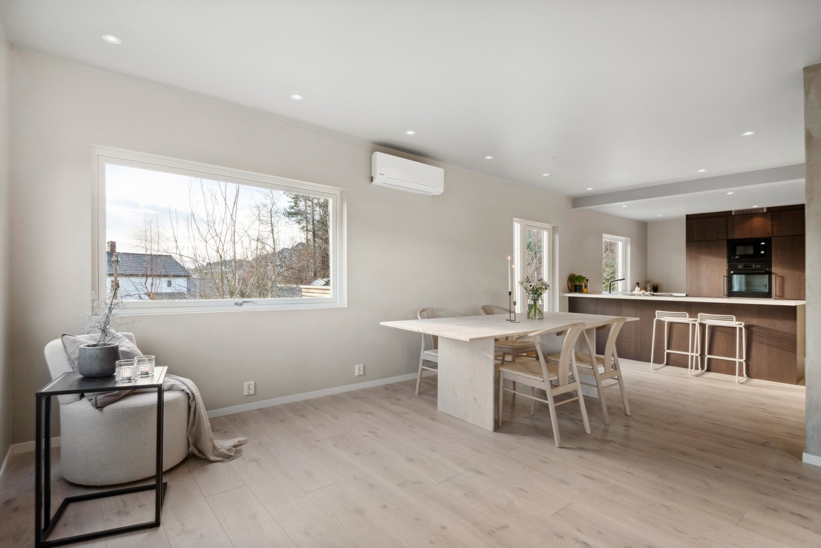 Det er smarthus lyssytring på lyset, slik at ein kan bruke app på det. (Det er og vanlege brytera) Galleribilde