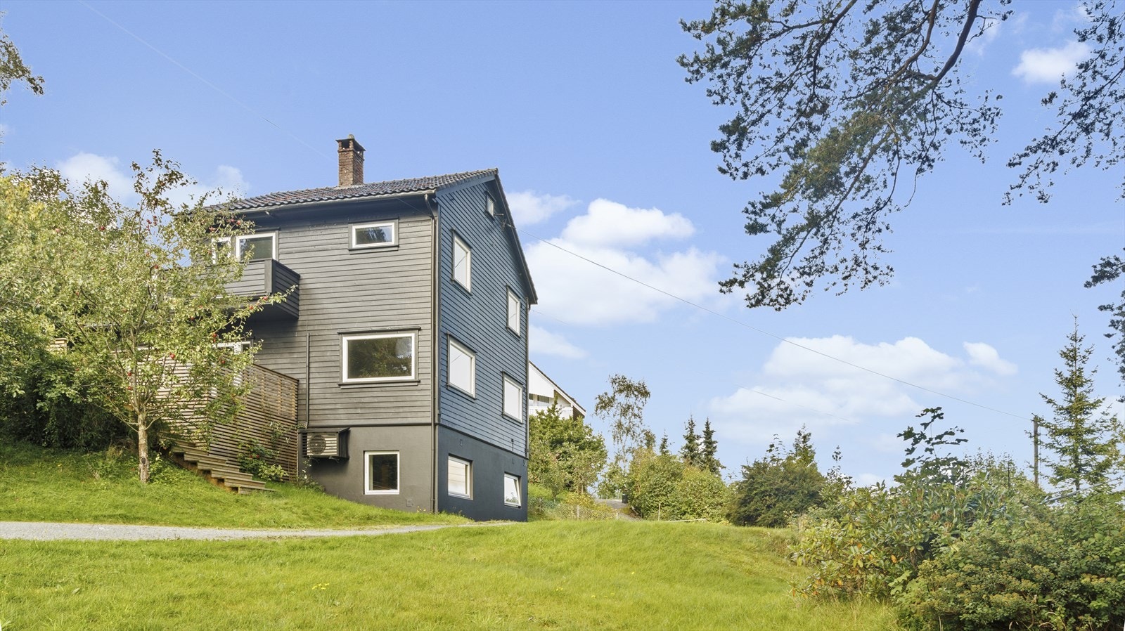 Hagen er flott opparbeida med beplanting, og treet med trappa ned frå terrassen er eit epletre. Galleribilde