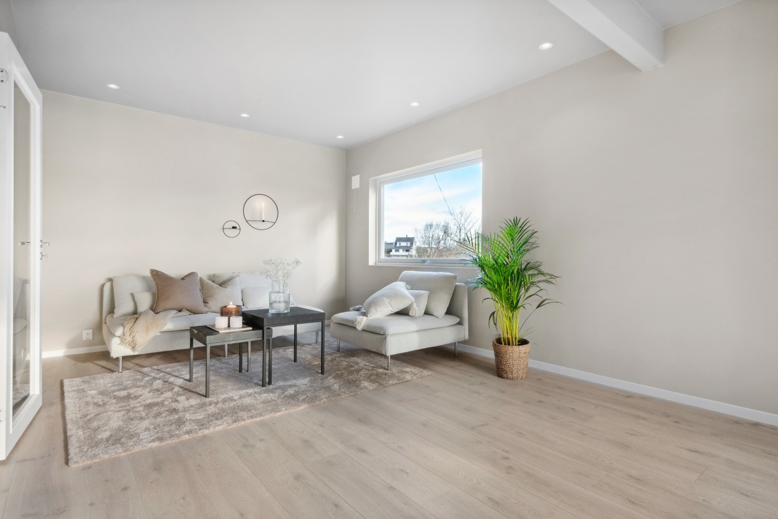 Sæ 58 har ei stor og lys stove med delikate fargar på veggar og golv. Galleribilde