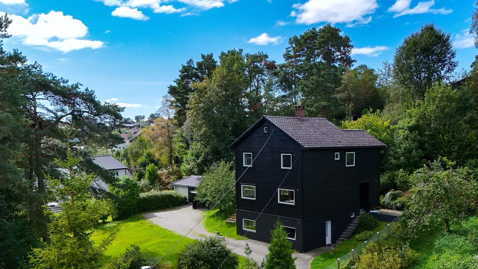 Sæ 58 er ein lekker og moderne einebustad med hybel i kjellaren. Det er 5 soveDet er steinlagt platting utenfor inngangspartiet. Galleribilde