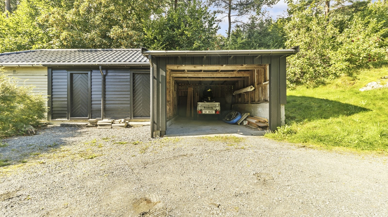 Eigedommen har ein enkel garasje og eit uthus med to boder. Galleribilde