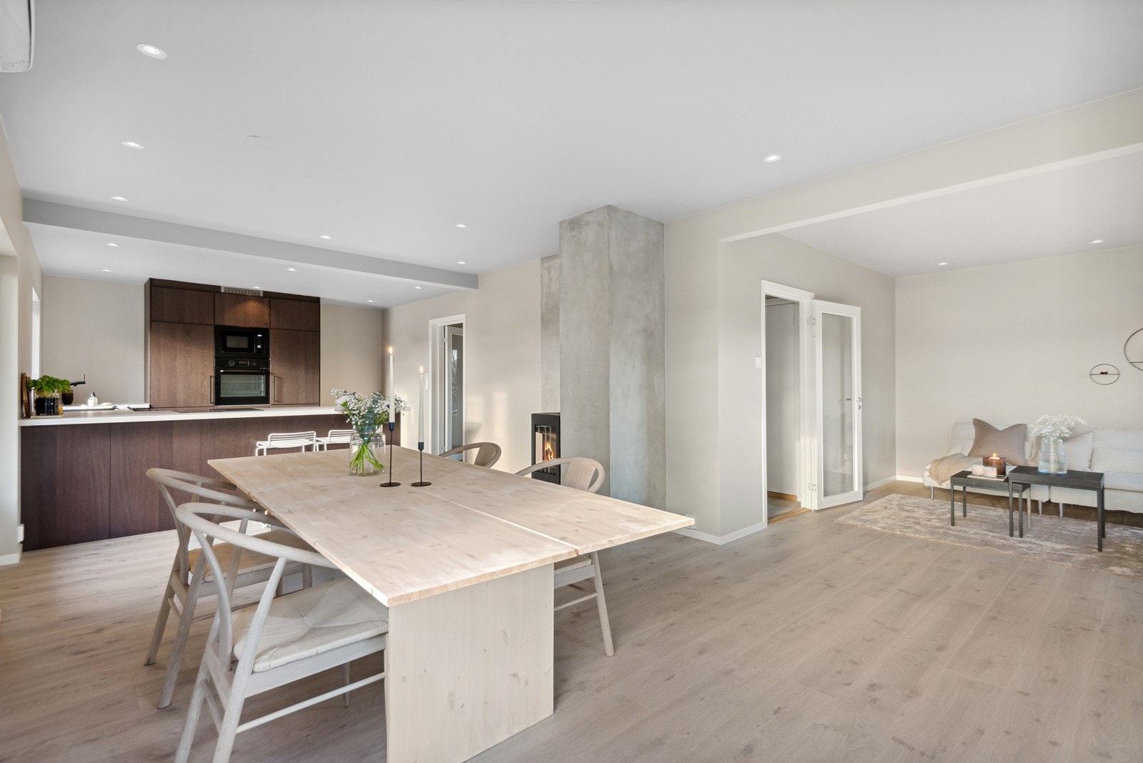 Det er smarthus lyssytring på lyset, slik at ein kan bruke app på det. (Det er og vanlege brytera) Galleribilde