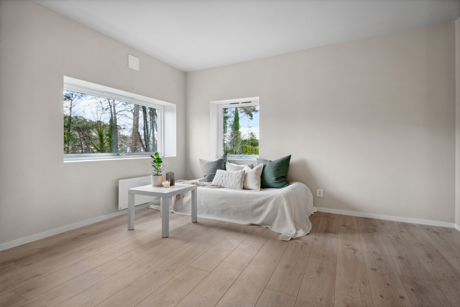 Stova i underetasen er av god storleik, med god plass til tv- og sittegruppe og etestove. Det er store vinauger og godt med naturleg lys. Galleribilde