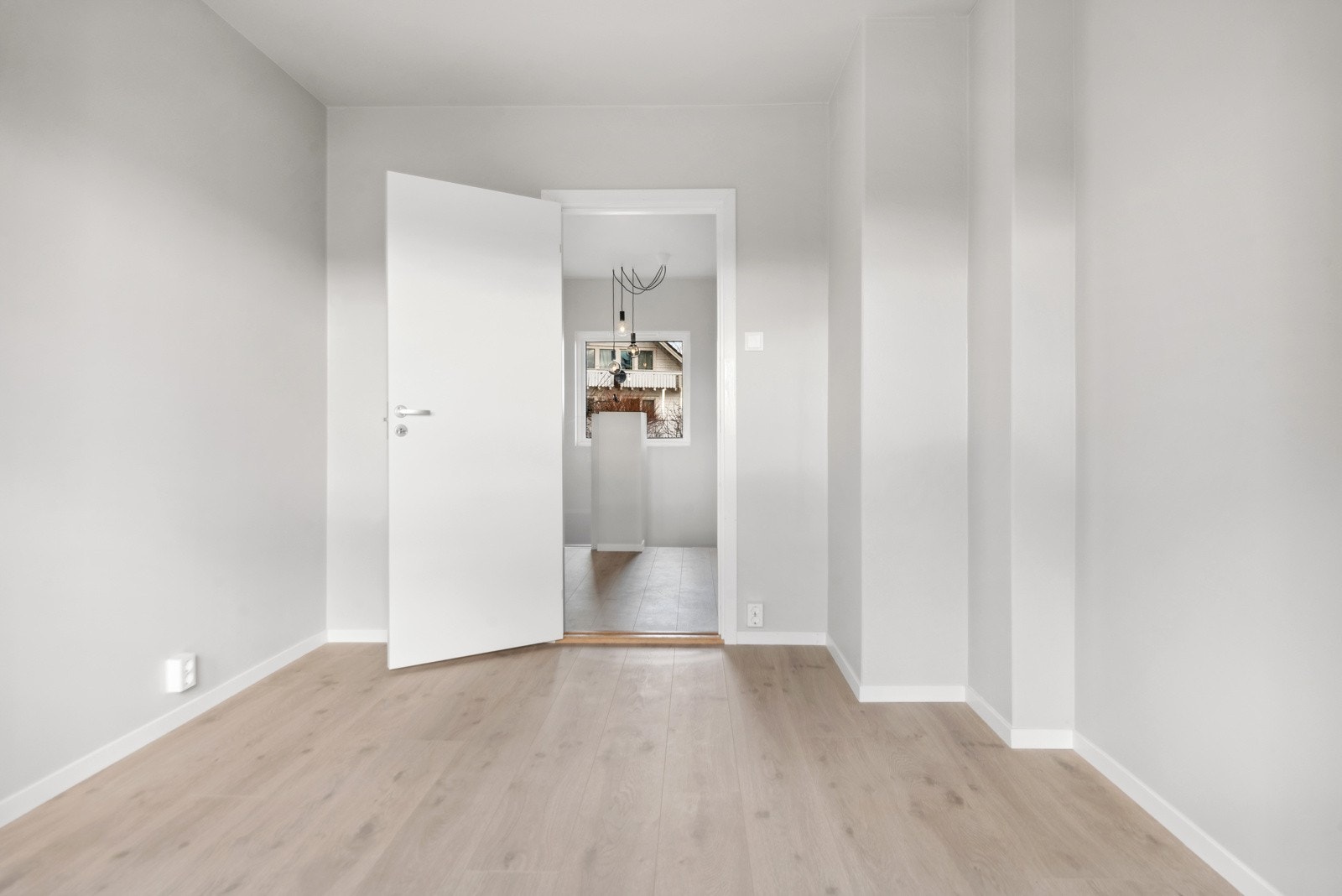 Det er plass til seng, nattbord og garderobeløysing. Galleribilde