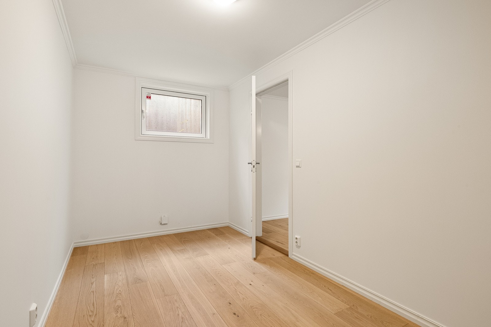 Romslig soverom med plass til seng, nattbord og garderobeskap. Rommet egner seg utmerket som gjesterom eller hjemmekontor, med gode muligheter for fleksibel innredning etter behov. Galleribilde
