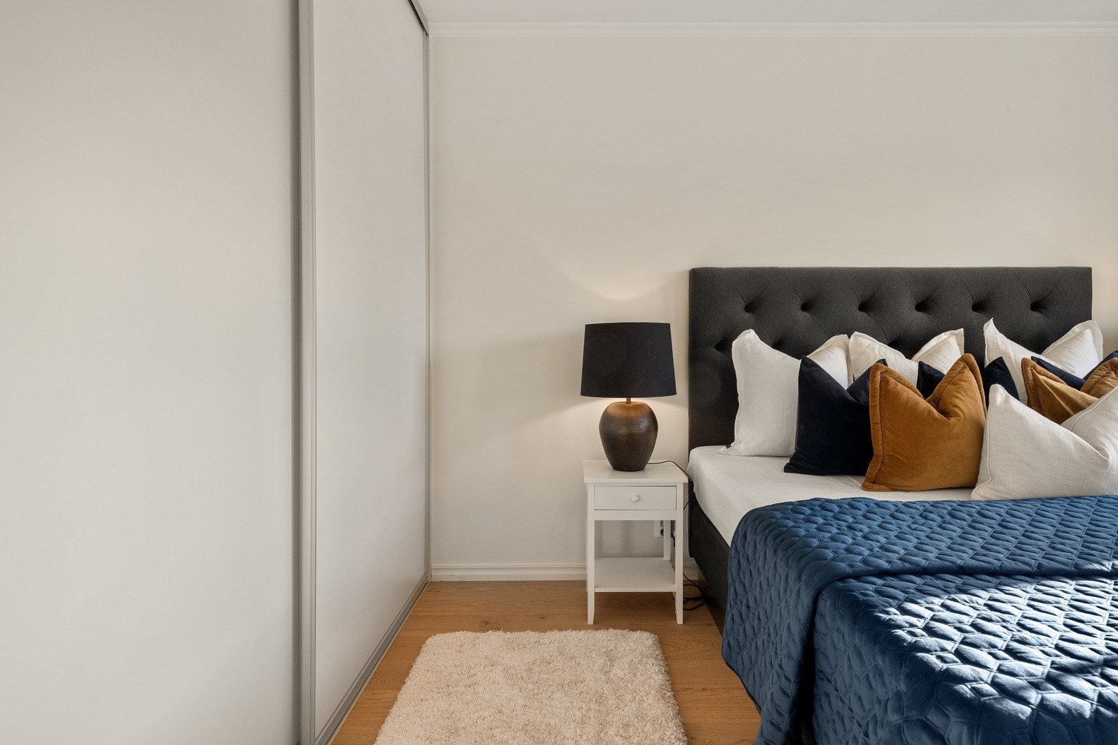 Her er det rikelig med oppbevaringsplass i en skyvedørsgarderobe med speilfronter. Galleribilde
