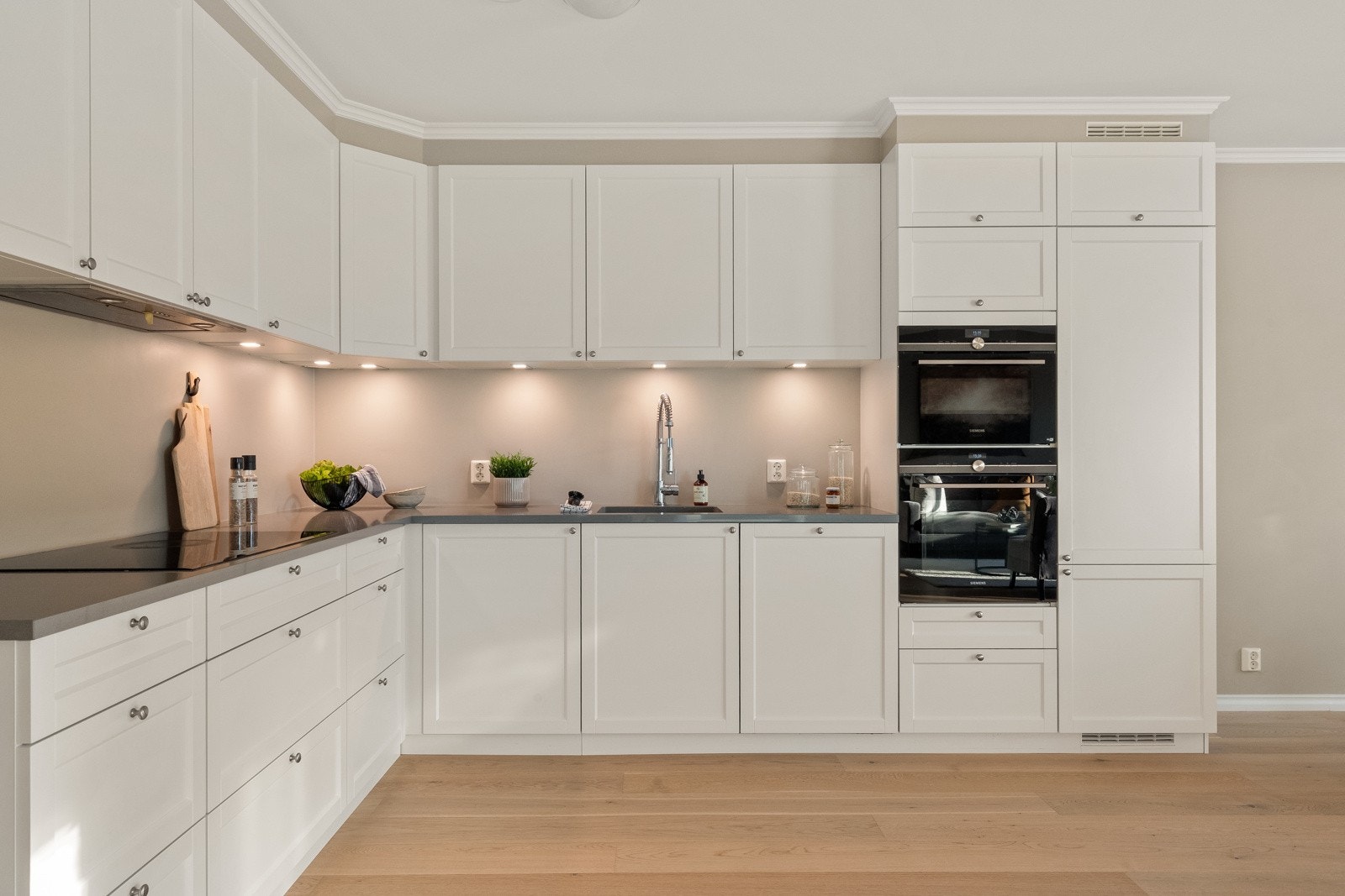 Innredningen fra Kvik har profilerte fronter og benkeplate i Silestone (kvarts) med underlimt kum, noe som gir et elegant preg. Galleribilde