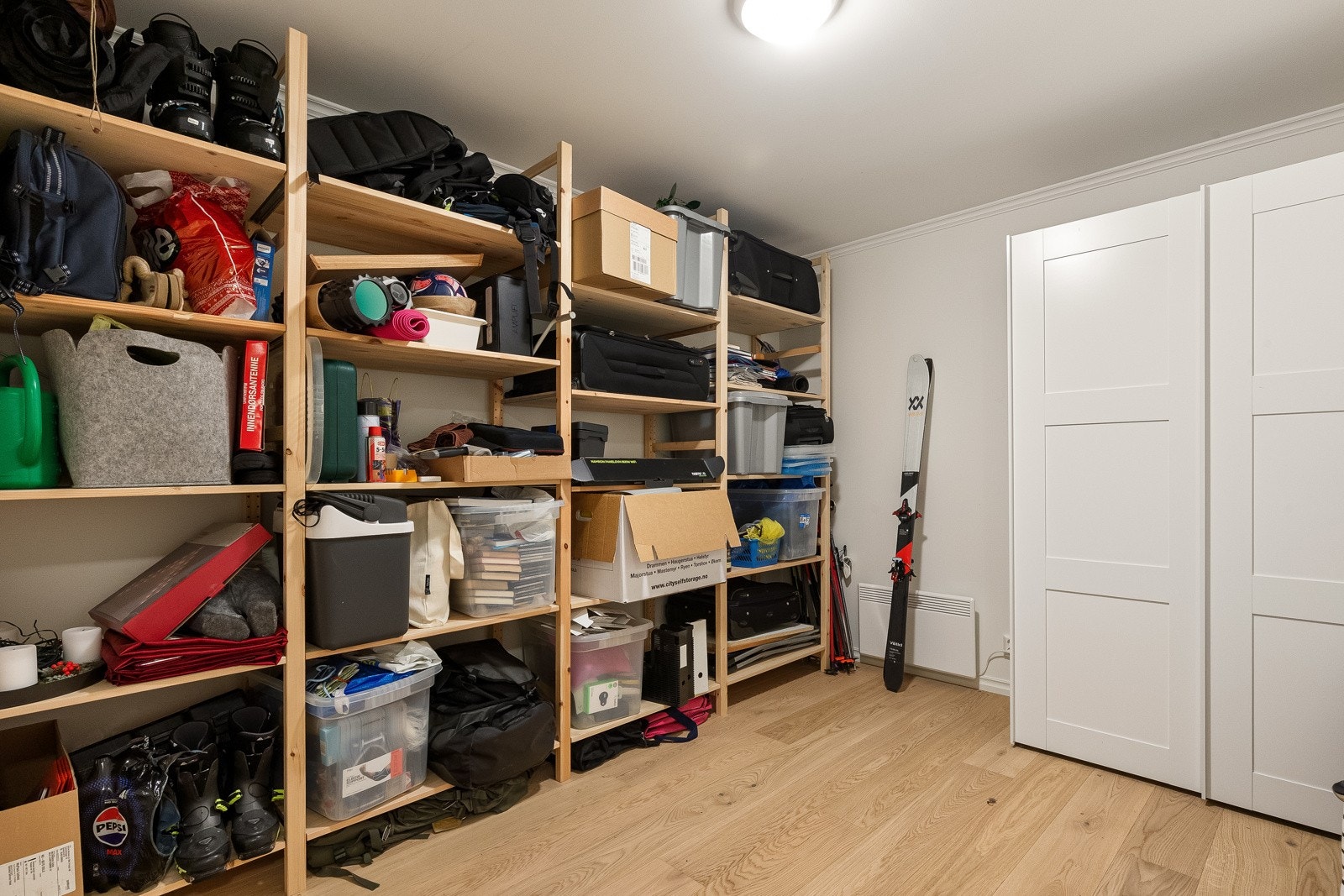 Praktisk innvendig bod med god oppbevaringsplass. Her er det plass til lagring av alt fra klær og sko til sportsutstyr og annet tilbehør. Galleribilde