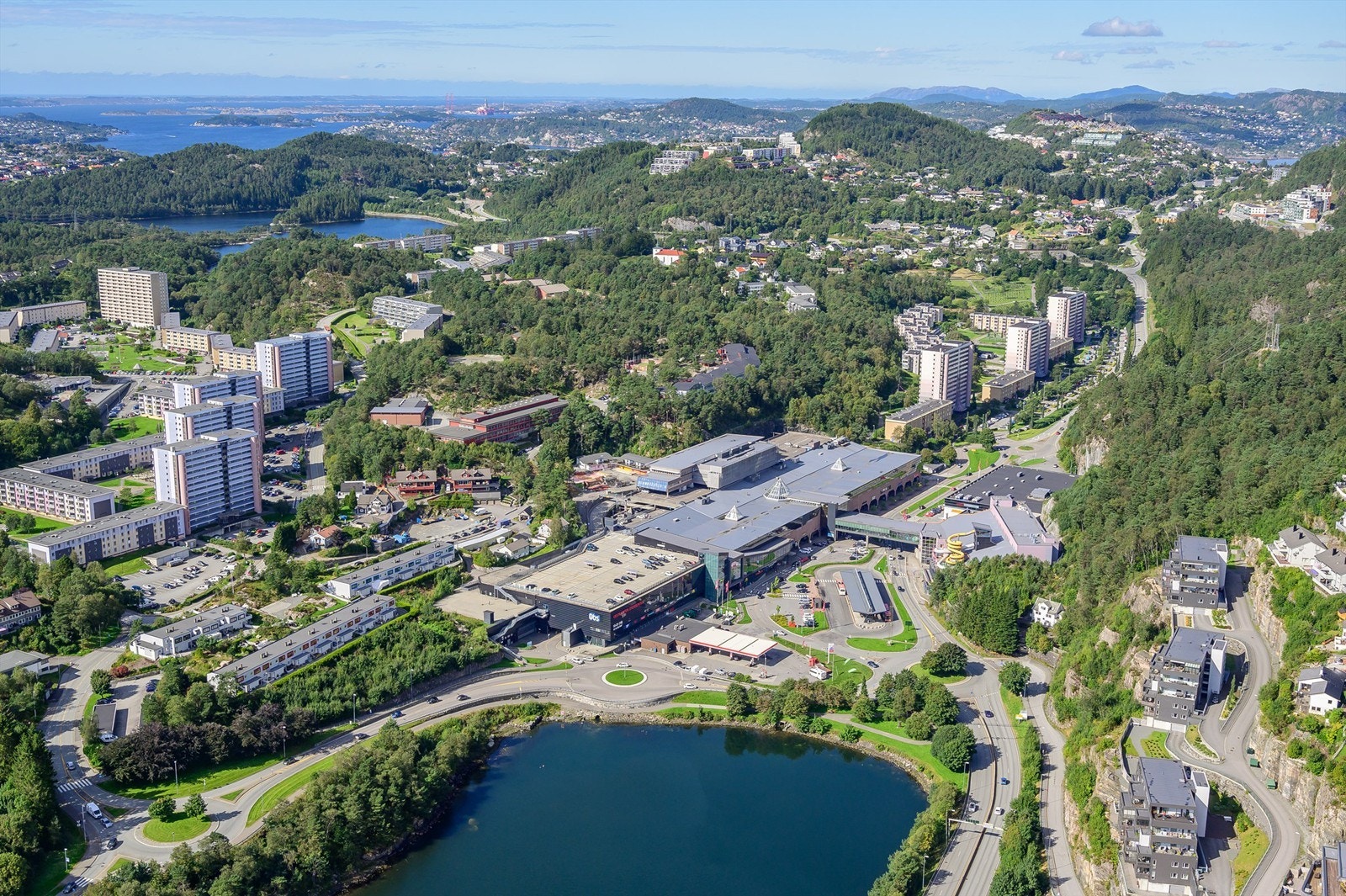 En kort kjøretur unna er Vestkanten Storsenter med alt av fasiliteter. Det kan blant annet nevnes badeland, relax-avdeling, skøytebane, curling, bowling, minigolf, butikker og restauranter. Galleribilde