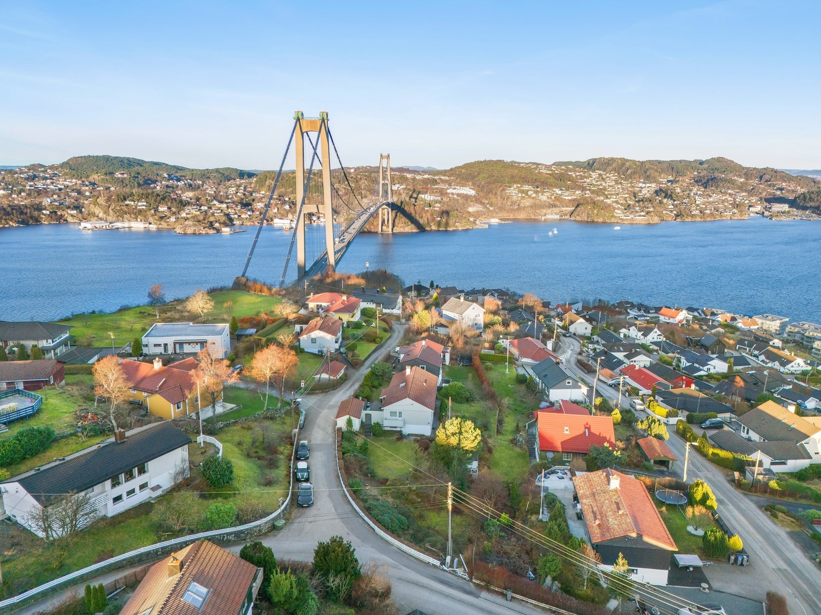 Tomten har rammetillatelse for oppføring av enebolig over 2 etasjer. Galleribilde