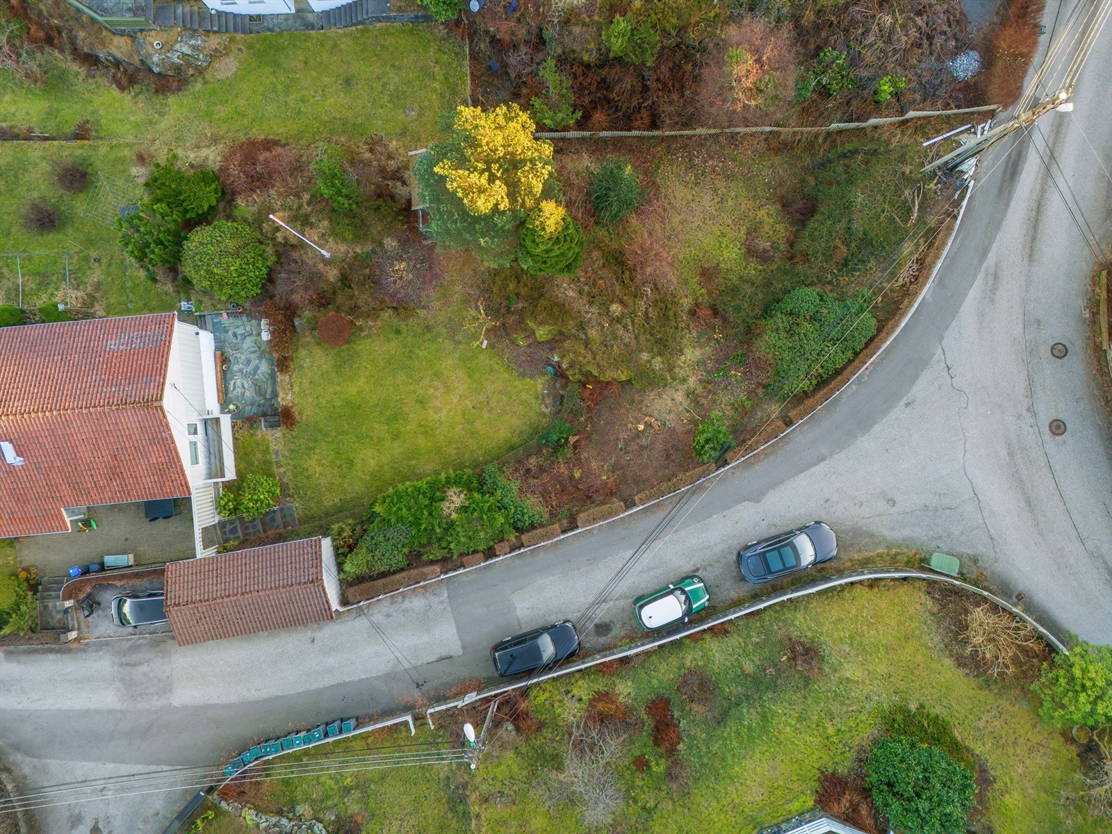 Tomten sett ovenfra. Strømmast ved tomtegrensen. Påkobling VA er rett over veien. Galleribilde
