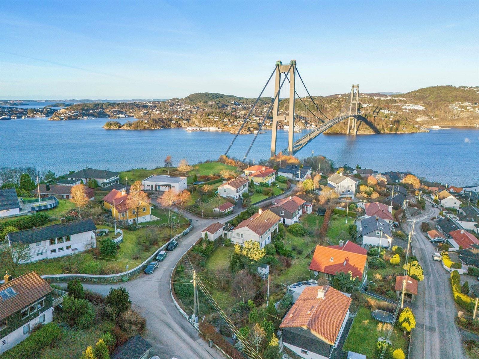 Tomten har også gode solforhold. Tilkomst via kommunal vei. Galleribilde