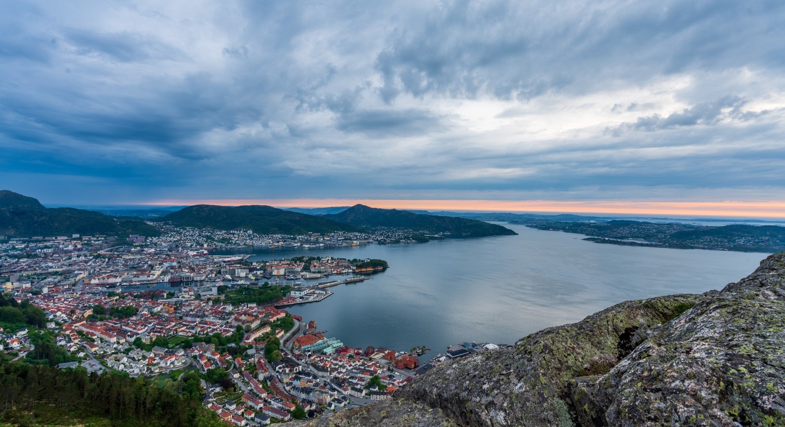 Like bak boligen er stien opp til Stoltzen hvor du kan nyte fantastisk utsikt Galleribilde